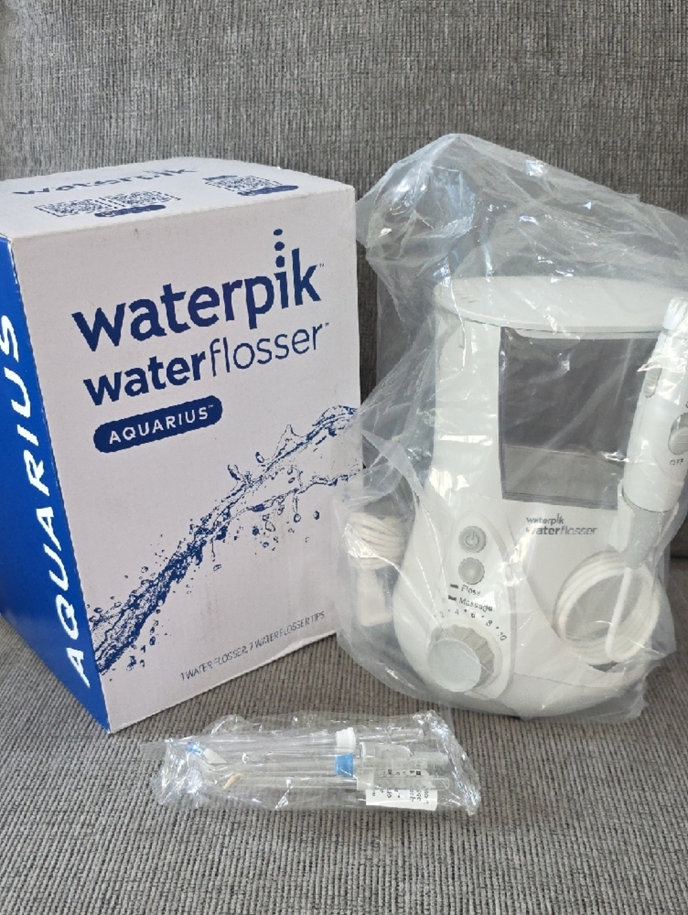 Waterpik Aquarius Water Flosser in White, New In Box, 7 Flosser Tips. - Picture 11 of 12